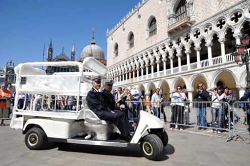 Venezia,04/05/2011. L'arrivo della Papa mobile a San Marco.