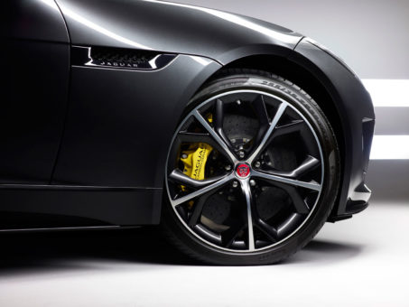 web-rueda_FTYPE_16MY_AWD_R_Storm_Grey_Studio_191114_07_(98666)